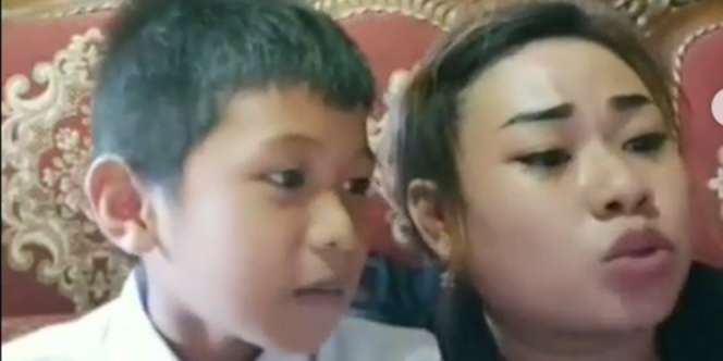 Ngakak, Ekspresi 'Ngegas' Tante Lala Ajari Anaknya Saat Sekolah Online