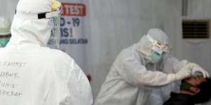 DPR Usul Pemerintah Turunkan Tarif Test Swab