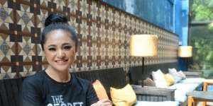 Marshanda Pamer Foto bak Noni Belanda, Salfok ke Benda yang Bikin Merinding