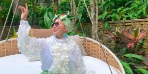Mirip Boneka, Gaya Turban Bella Shofie dengan Ruffle Dress