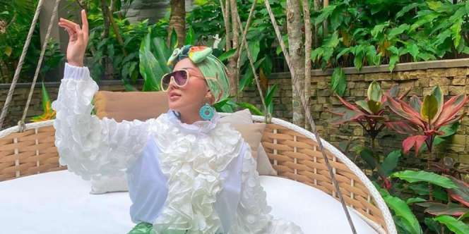 Mirip Boneka, Gaya Turban Bella Shofie dengan Ruffle Dress