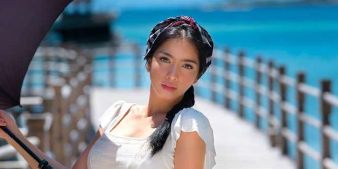 Cantik Pakai Baju Tanpa Lengan, Lirikan Angel Karamoy Bikin Meleleh