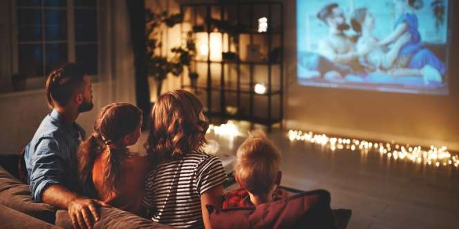 Kangen Nonton Bioskop? Yuk, Buat Bioskop Sendiri di Rumah