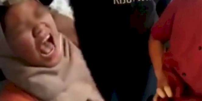 Ngakak! Sejoli Ketahuan Mesum di Toilet, Si Cewek Pura-Pura Kesurupan