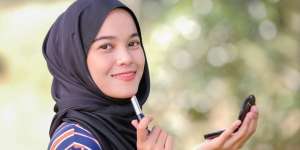 Tutorial Membuat Tren Blurred Lipstick