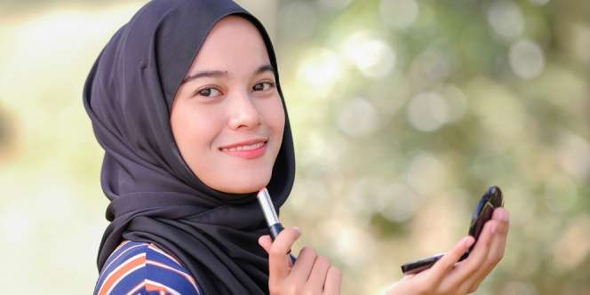 Tutorial Membuat Tren Blurred Lipstick