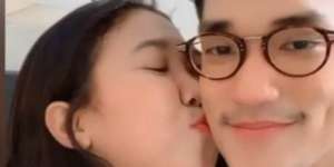 Kiky Saputri Cium Afgan, Begini Reaksi Rossa
