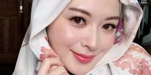 Berbalut Khimar, Cantiknya Ayana Moon dengan Hijab Syar'i