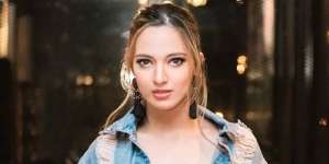 Main Paralayang, Punggung Nia Ramadhani Bikin Salfok