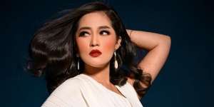 Heboh Foto Gracia Indri Digendong Bule, Teman Artis Ikut Penasaran