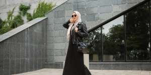 5 Inspirasi Padu Padan Dress di Musim Hujan