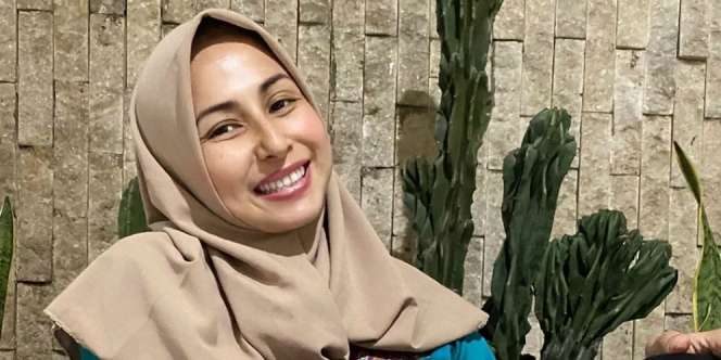 Mantap Berhijab, Deswita Maharani Modis Pakai Outfit Kasual
