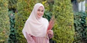 Bergaun Pengantin, Intip Momen Ulang Tahun Pernikahan Anisa Eks Cherrybelle