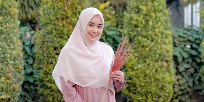 Bergaun Pengantin, Intip Momen Ulang Tahun Pernikahan Anisa Eks Cherrybelle