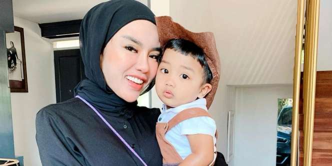 Serba Monokrom, Gaya Kompak Medina Zein dan Sang Putra di Sesi Pemotretan