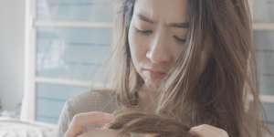 3 Kebiasaan yang Menyebabkan Rambut Patah