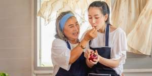 Seru Sedaap Pengalaman Masak Bareng Mertua, Ternyata Kuncinya Cuma Satu Lho