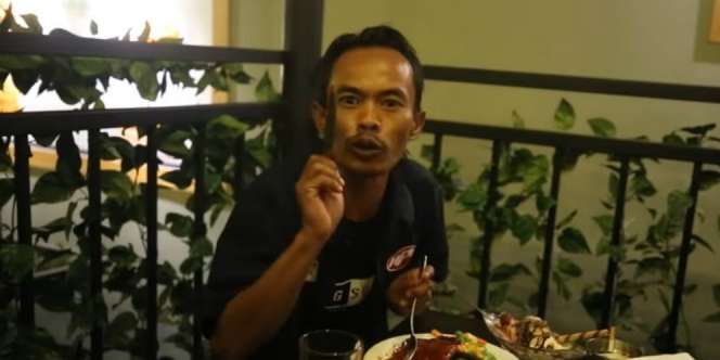 Diajak Sule Makan Steak, Ade Londok Pakai Tangan