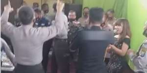 Viral Video Polisi dan Tentara Asyik Joget Ditemani Biduan