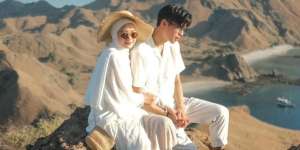 Gaya pemotretan Dinda Hauw & Ray Mbayang di Pantai, Bikin Iri!