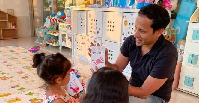 Momen Manis Nadiem Makarim Bacakan Buku untuk Putrinya