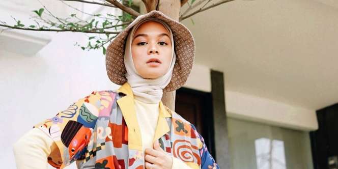 Nongkrong di Pantai, Gaya Kece Tantri Namirah Padukan Hijab dan Straw Hat