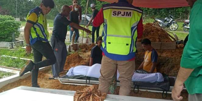 Anak Tertawa Saat Makamkan Ibu, Tetiba Berubah Saat Buka Kafan Penutup Wajahnya Anak Tertawa Saat Makamkan Ibu, Tetiba Berubah Saat Buka Kafan Penutup Wajahnya