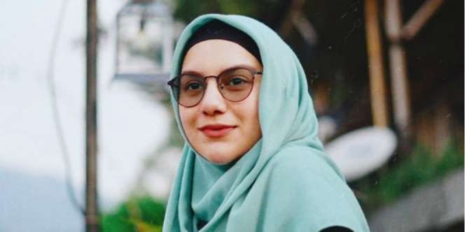 Irish Bella Menangis Sambil Gendong Anak, Kenapa?