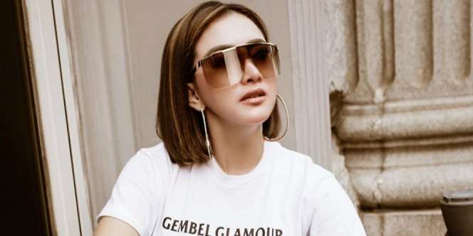 Cetar Pakai Celana Sobek, Segini Harga Outfit yang Dipakai Syahrini