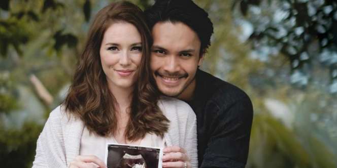 Selamat! Istri Bule Randy Pangalila Hamil Anak Pertama