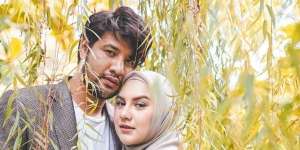 Berjemur Bareng Anak, Penampilan Irish Bella Jadi Sorotan