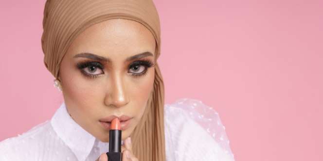 Tutorial Membuat Bibir Lebih Glossy dengan Lipstik Matte