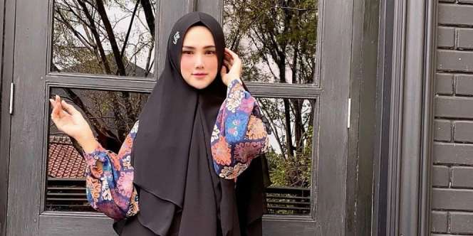 Tanpa Busana Syar'i, Gaya Mulan Jameela Blusukan ke Desa