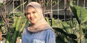 Baru Melahirkan, Cut Meyriska Modis Banget Pakai Outfit Monokrom