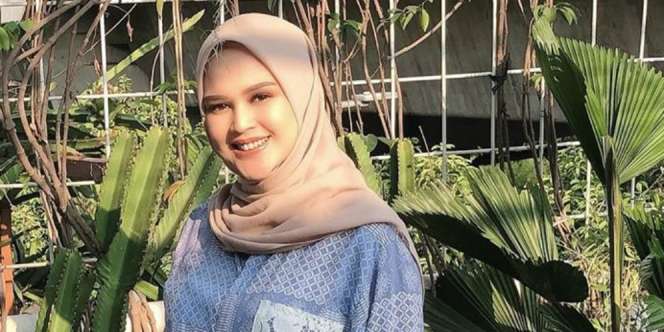 Baru Melahirkan, Cut Meyriska Modis Banget Pakai Outfit Monokrom