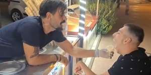 Biasa Jahil, Aksi Penjual Es Krim Turki Ini Malah Bikin Haru
