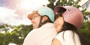 Bukan Duduk di Depan! Ini Tips Membonceng Aman Anak Saat Naik Motor