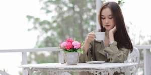 5 Potret Penjaga Warung Cantik Mirip Anya Geraldine, Percaya?