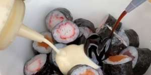Cara Baru Makan Sushi Seperti Sereal Bikin Geger