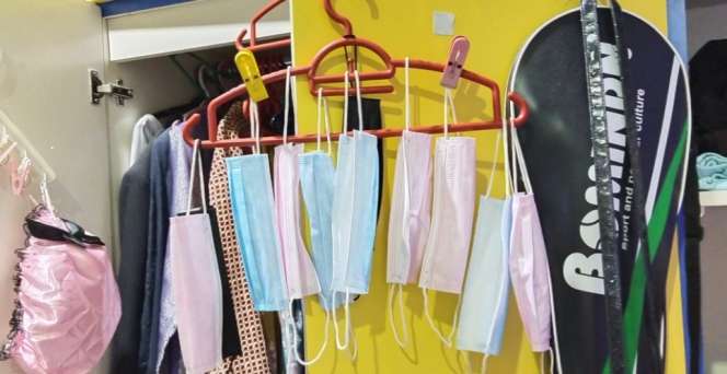 Aksi Gadis Cuci Ulang dan Jemur Masker Sekali Pakai Bikin Iba Netizen