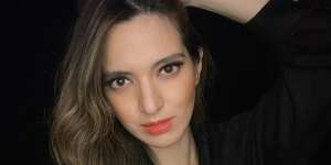Tanktop Nia Ramadhani Saat Dinner Bareng Mertua Jadi Sorotan