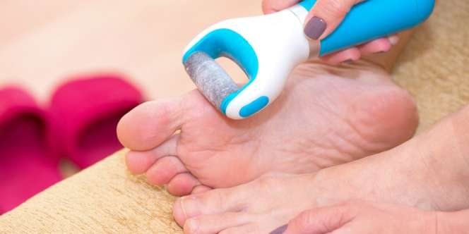 Tutorial Mengatasi Kaki Kering dengan Batu Apung