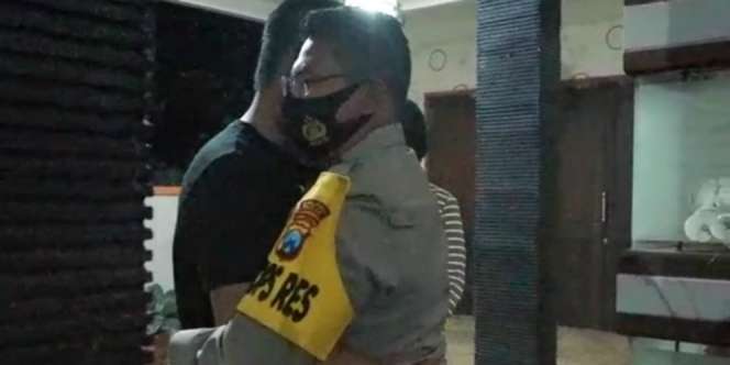 Akhir Cerita Cacian 'Banci' Kapolres Blitar & Anak Buah: Tangis dan Cium Tangan