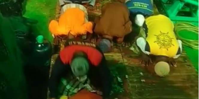 Masya Allah, Nelayan Tenang Sholat di Kapal Meski Digoyang Ombak