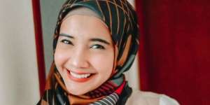 Sedang Hamil, Zaskia Sungkar Memesona dengan Gamis Sporty