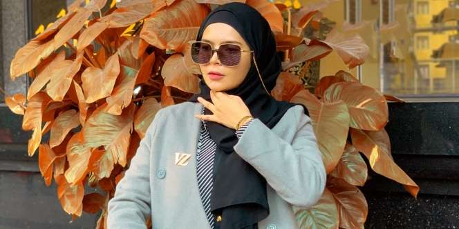 Tetap Kreatif Selama di Rumah, Desainer Hijab Vivi Zubedi Lahirkan 'VZ Home'