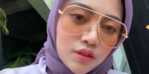 Gaya Trendy Rachel Vennya dengan Jaket Denim Pearl