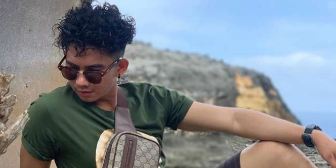 Pakai Anting Bercelana Pendek, Gaya Rizki DA Jadi Sorotan