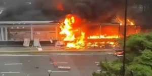 Kumpulan Video Demo Rusuh, Halte TransJakarta Bundaran HI Dibakar