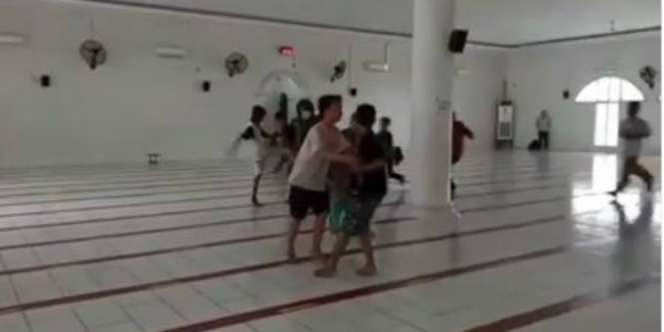 Astaghfirullah, Warga di Makassar Tawuran Sampai Masuk Masjid